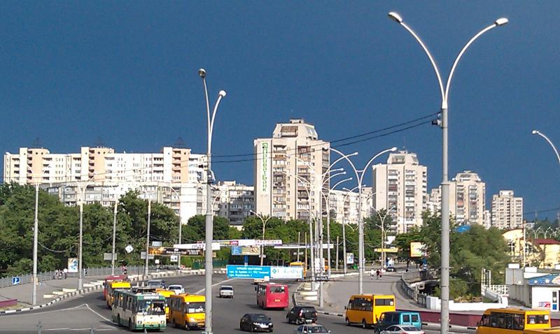 Сумы в лучах солнца на фоне грозовой тучи